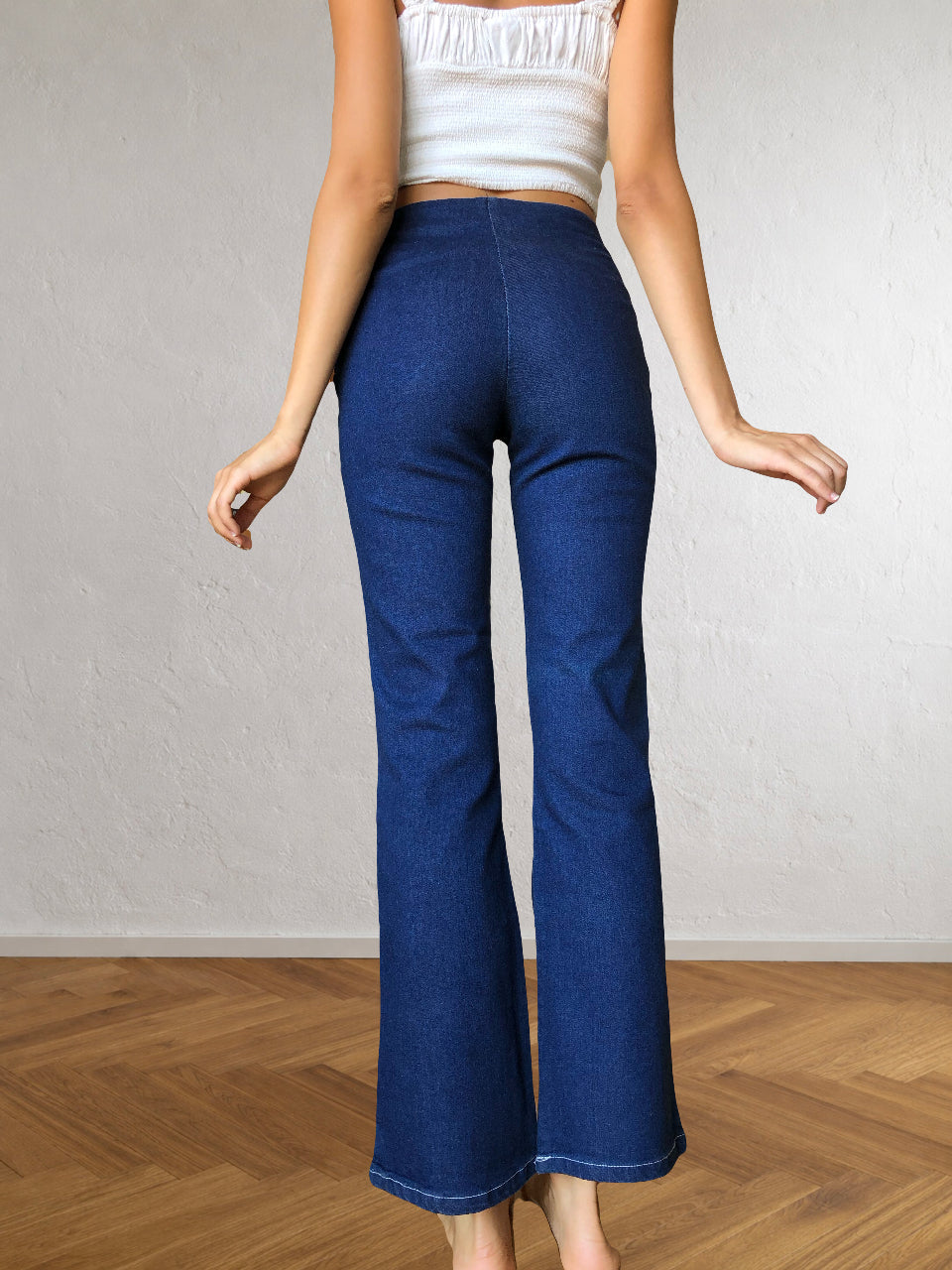 Dunkelblaue Jeans mit seitlichem Reißverschluss und Schlag im Stil der 90er