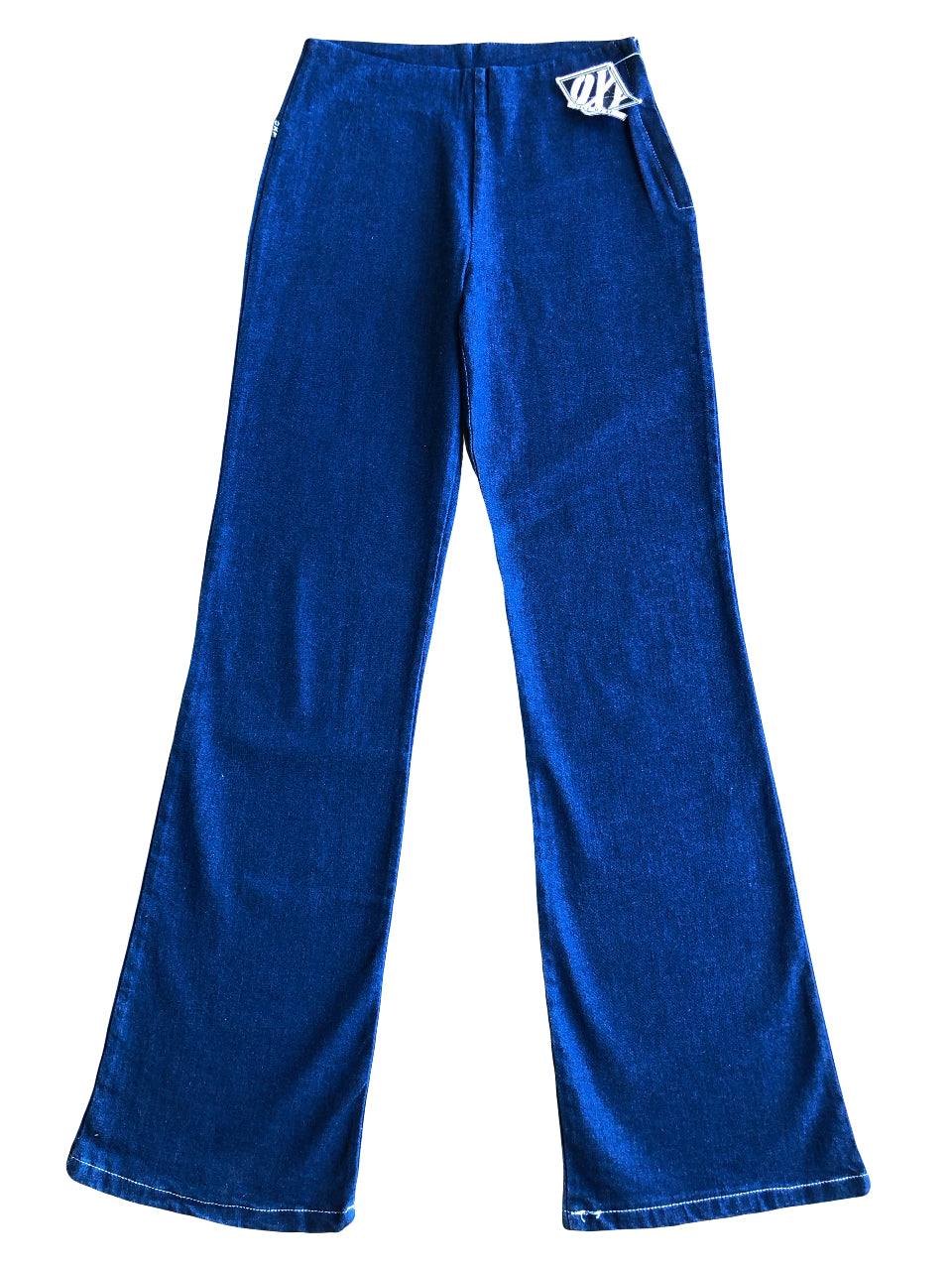 Dunkelblaue Jeans mit seitlichem Reißverschluss und Schlag im Stil der 90er
