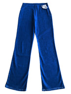 Dunkelblaue Jeans mit seitlichem Reißverschluss und Schlag im Stil der 90er