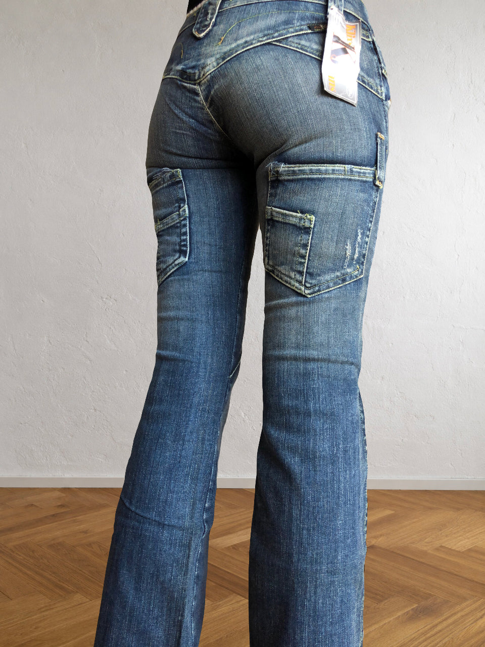 Cargo-Jeans im 90er-Jahre-Stil mit Formnähten und Reißverschluss