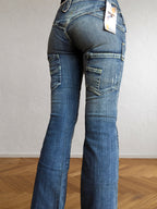 Cargo-Jeans im 90er-Jahre-Stil mit Formnähten und Reißverschluss