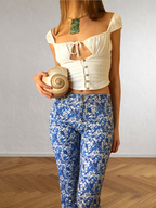 Blaue und weiße ONYX-Hose mit Blumenmuster im Stil der 90er
