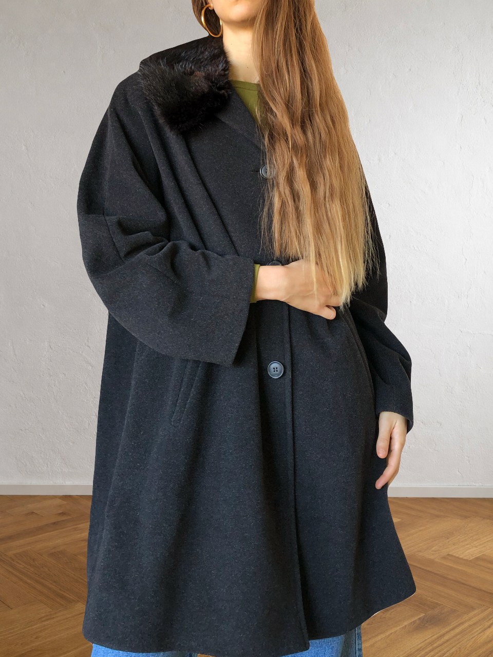 Dunkelgrauer Mantel von ELENA MIRÒ mit Pelzkragen