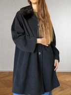 Dunkelgrauer Mantel von ELENA MIRÒ mit Pelzkragen