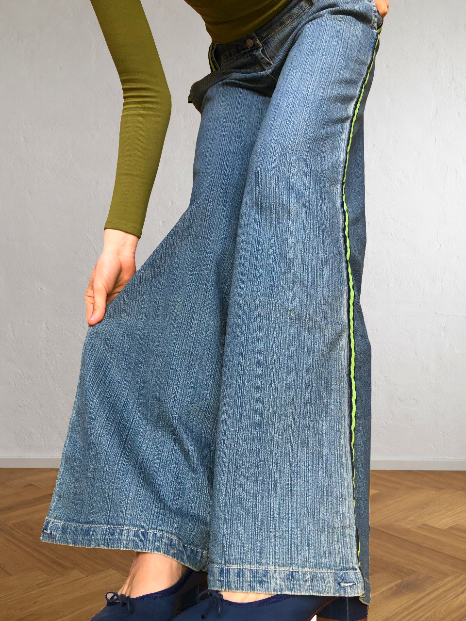 Jeans anni 2000 a palazzo con bande laterali verdi