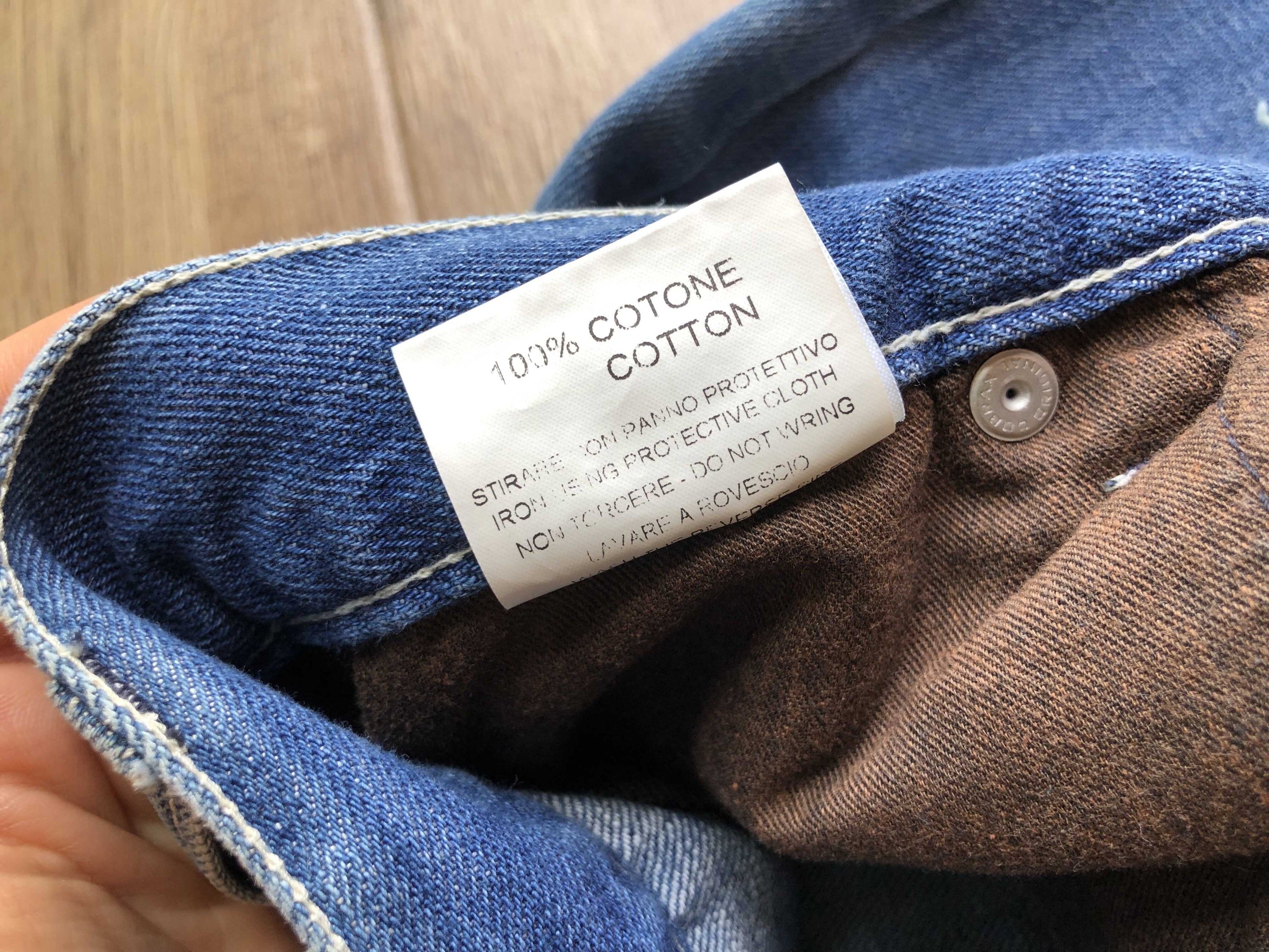 Jeans anni 90 a palazzo. Dettaglio con Toro