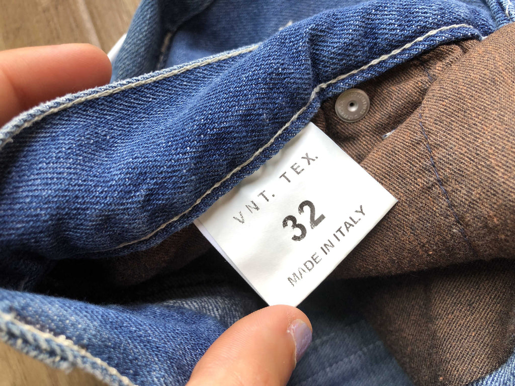 Jeans anni 90 a palazzo. Dettaglio con Toro