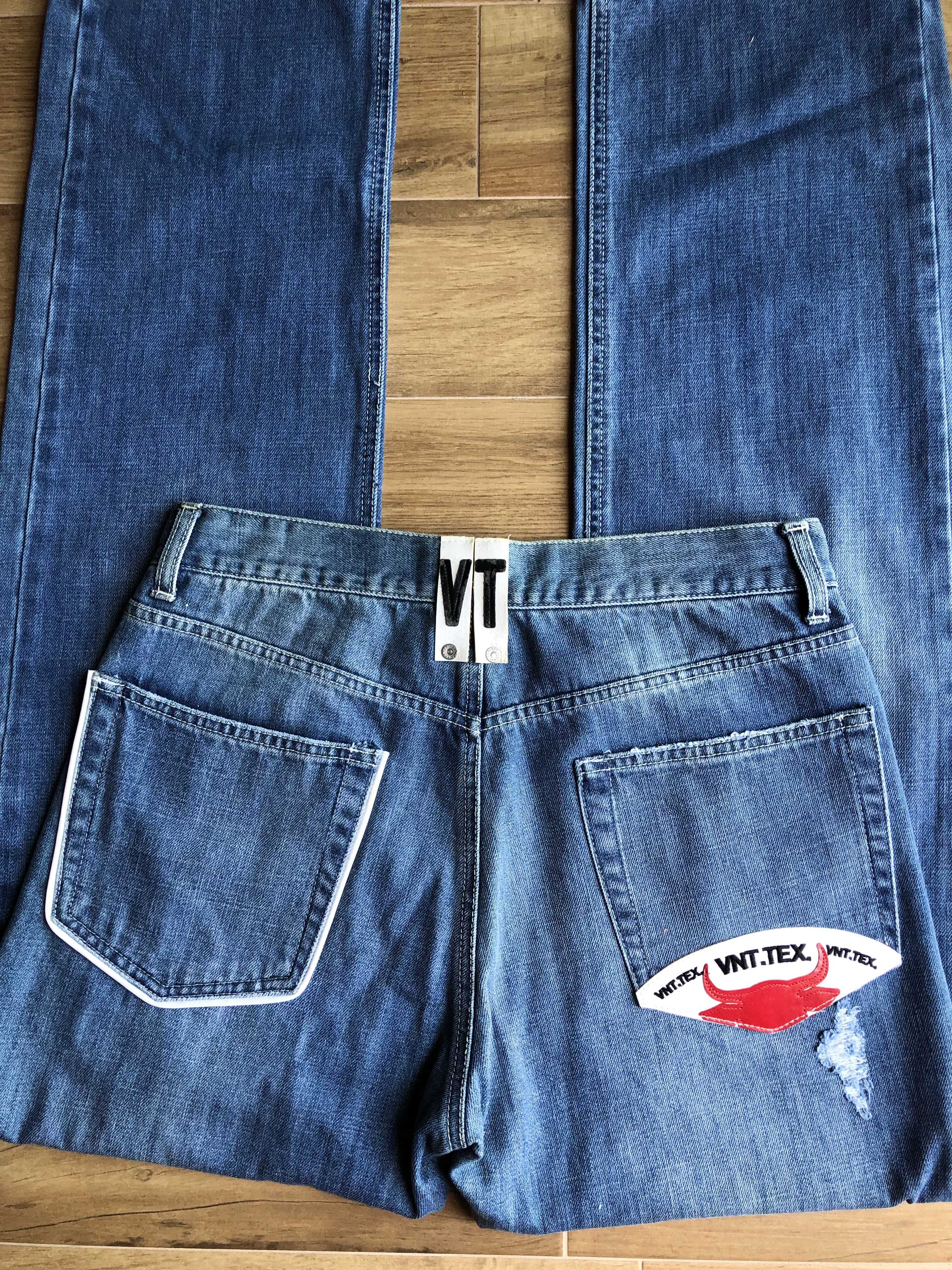 Jeans anni 90 a palazzo. Dettaglio con Toro