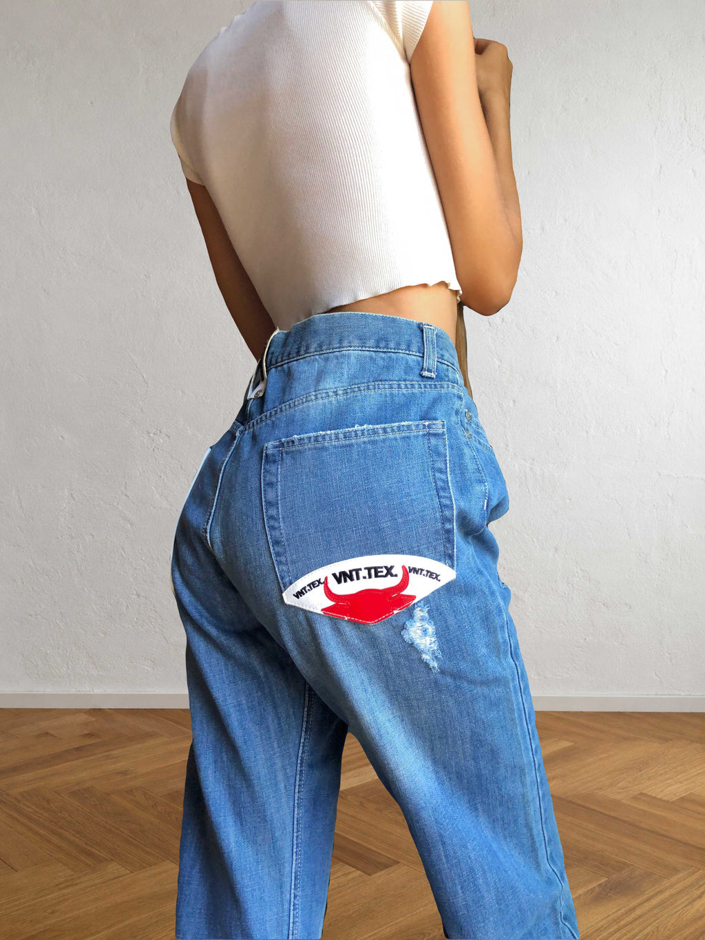 Jeans anni 90 a palazzo. Dettaglio con Toro