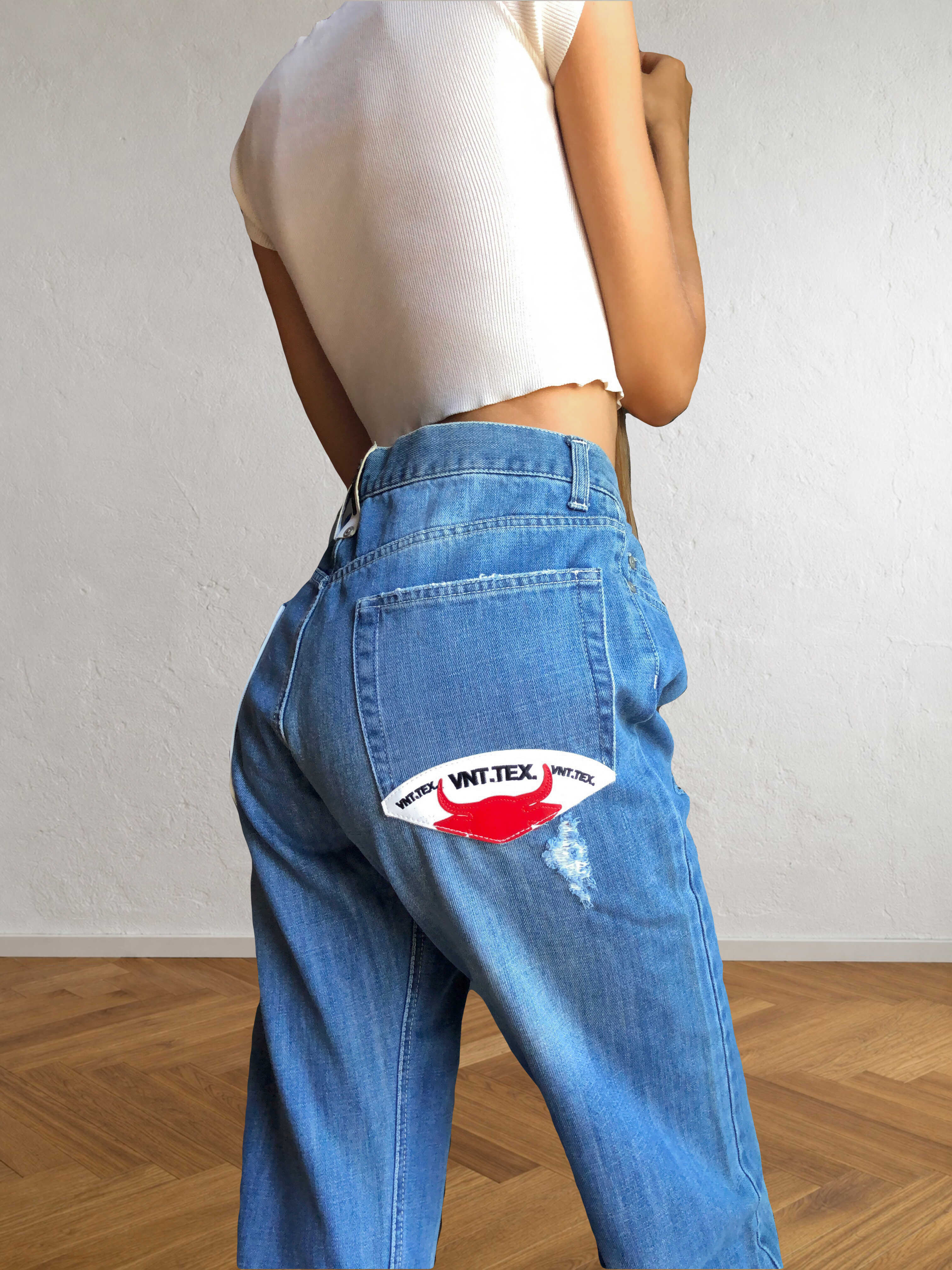 Jeans anni 90 a palazzo. Dettaglio con Toro