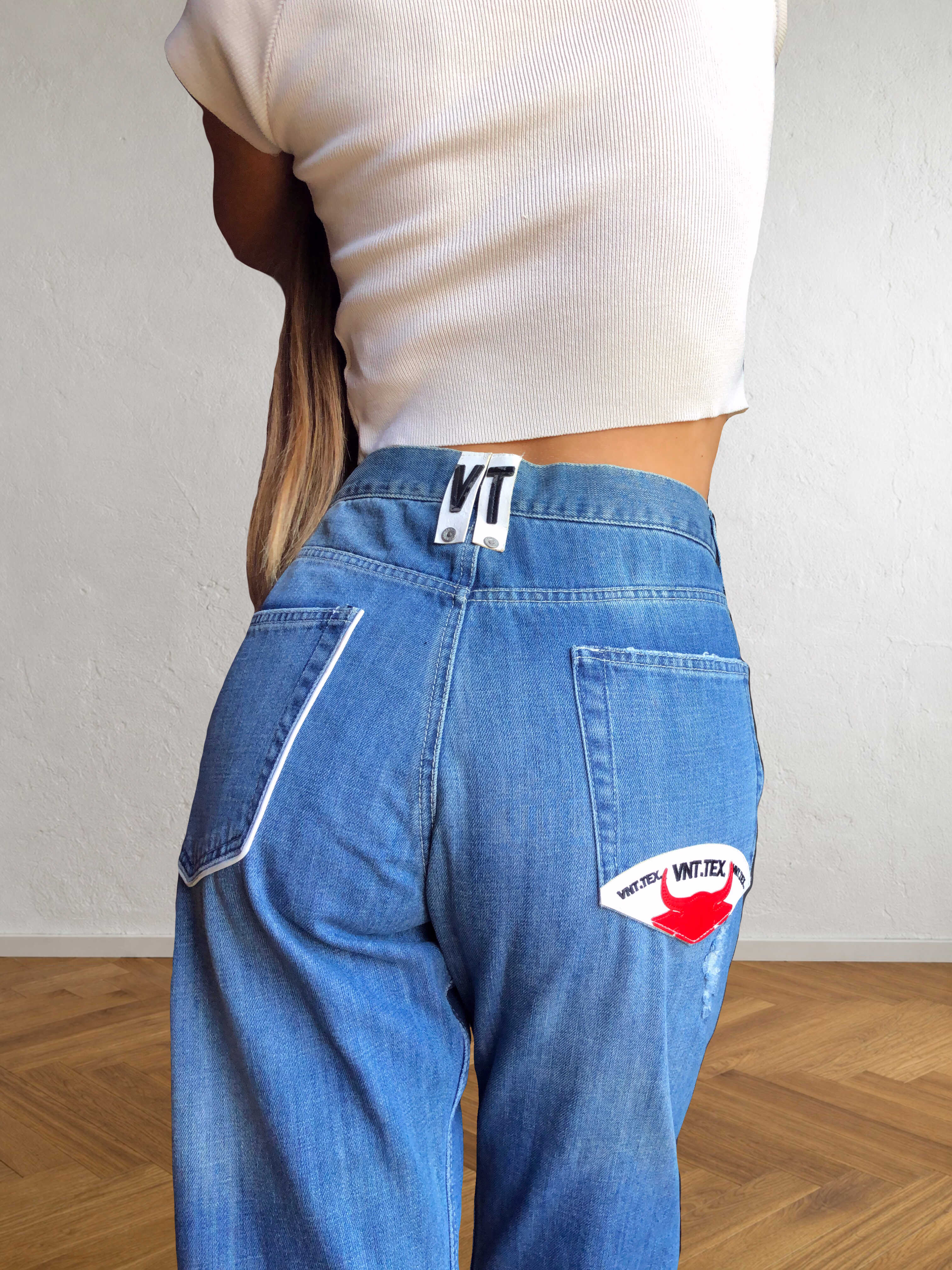 Jeans anni 90 a palazzo. Dettaglio con Toro