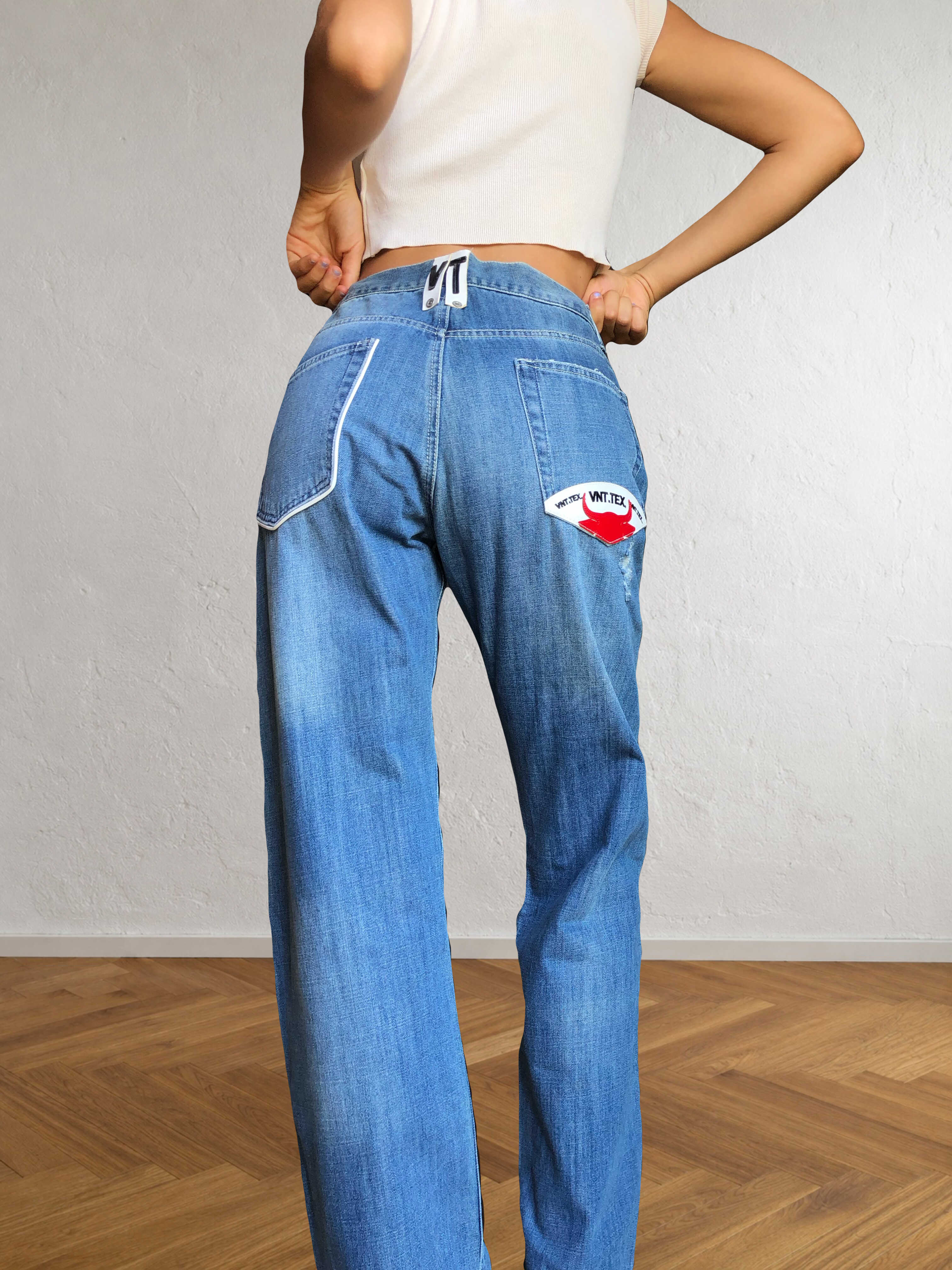 Jeans anni 90 a palazzo. Dettaglio con Toro
