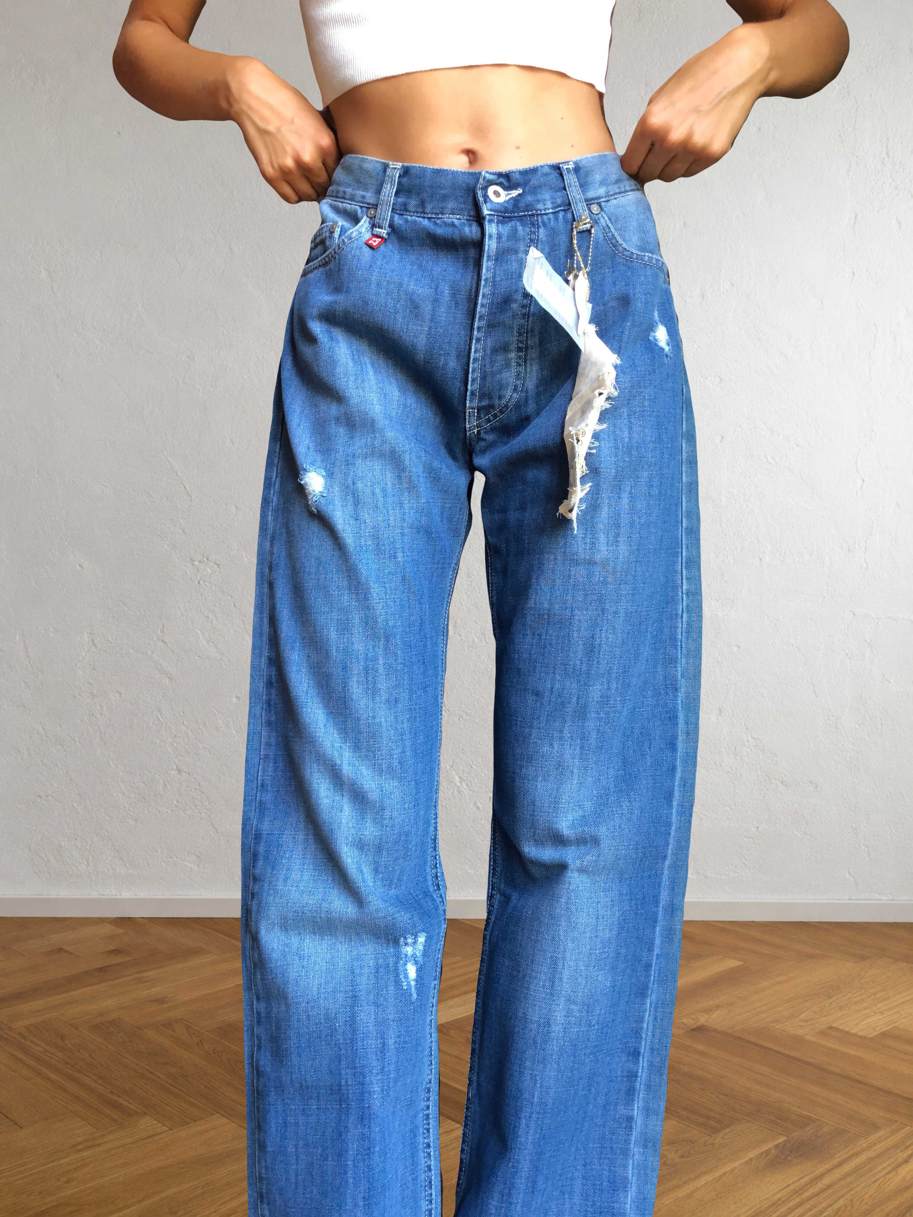 Jeans anni 90 a palazzo. Dettaglio con Toro