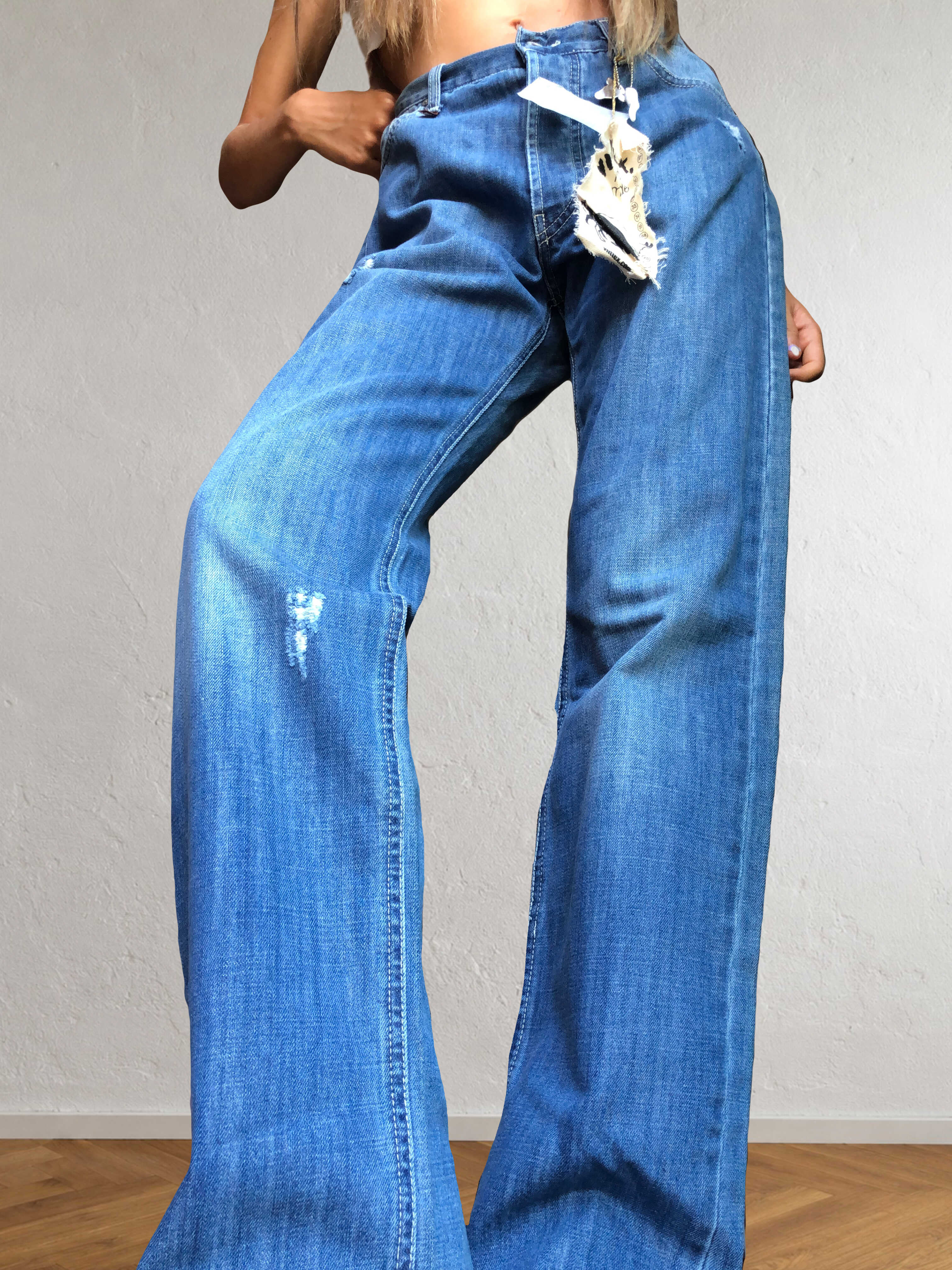 Jeans anni 90 a palazzo. Dettaglio con Toro