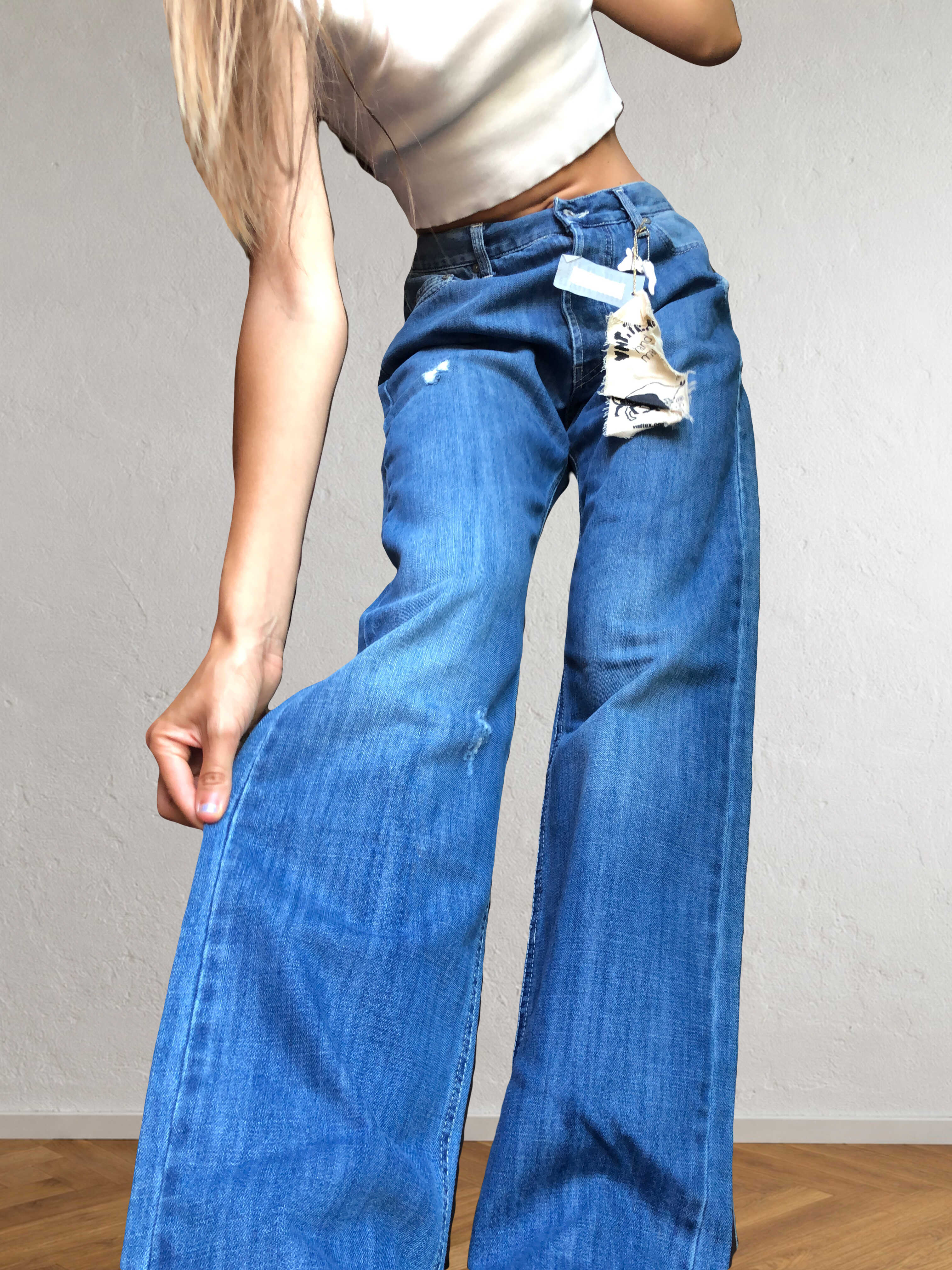 Jeans anni 90 a palazzo. Dettaglio con Toro