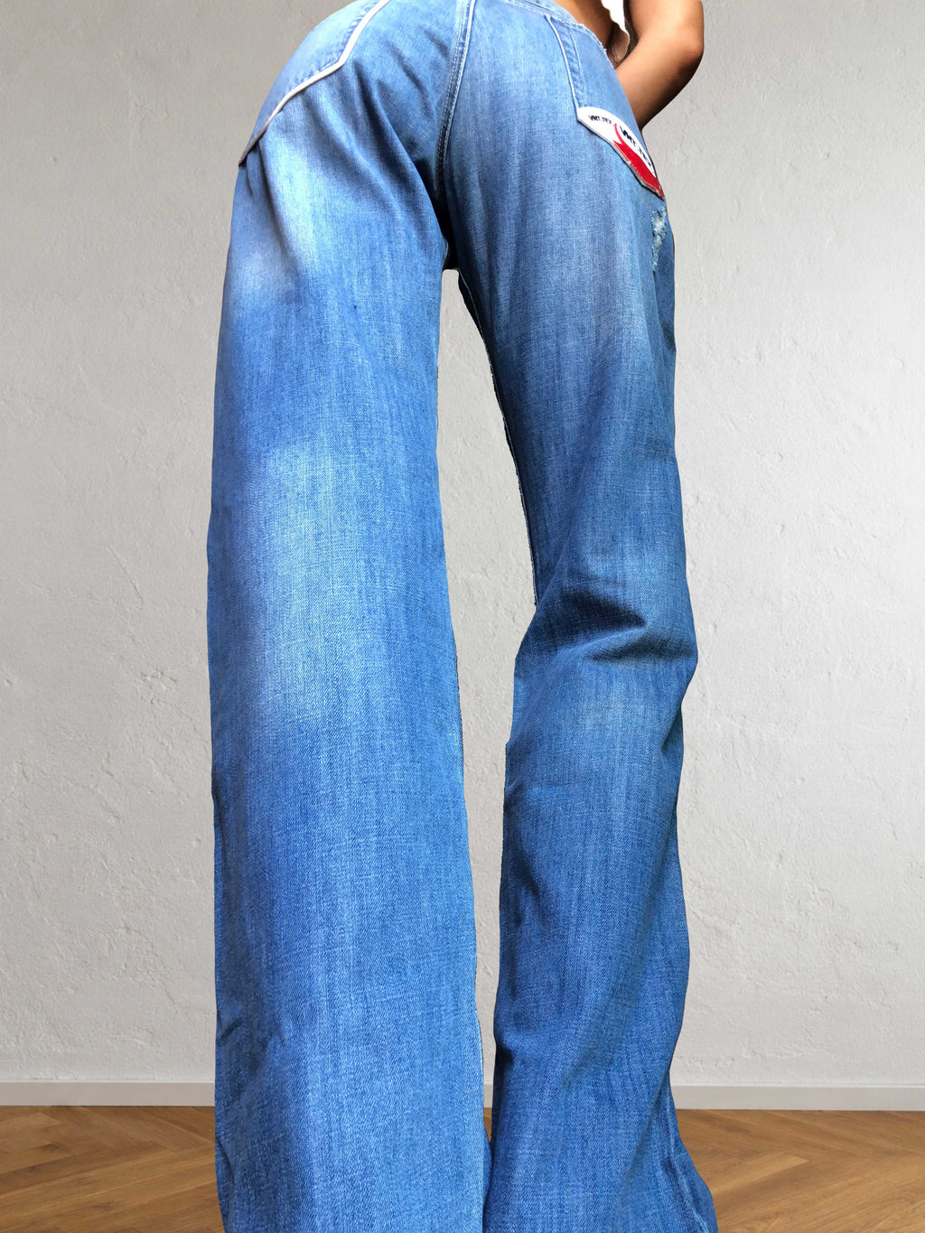Jeans anni 90 a palazzo. Dettaglio con Toro